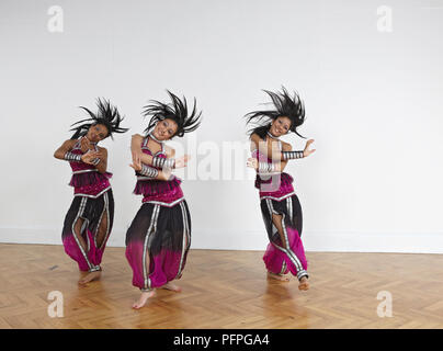 Les adolescentes d'effectuer des mouvements de danse Bollywood (formation) Banque D'Images