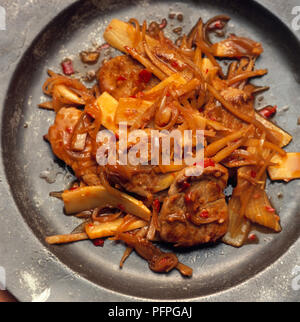 Dit s'hin lay, curry de porc birmans à la mangue, les oignons, les pousses de bambou Banque D'Images