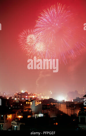 Vietnam, Hanoi, capitale d'artifice au-dessus de ciel rouge Banque D'Images