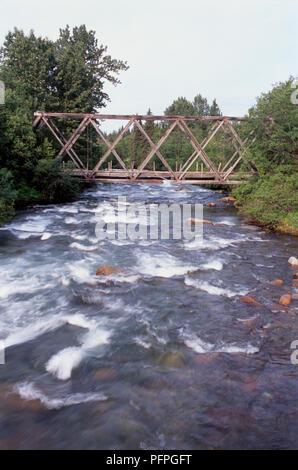 USA, Alaska, Hatcher Pass, vieux pont sur chevalets en bois sur la rivière Banque D'Images