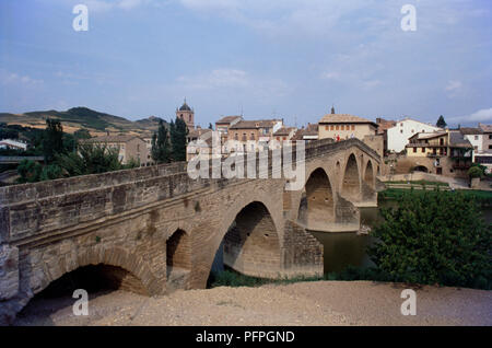 L'Espagne, le nord de l'Espagne, Navarre), Puente la Reina, Puente de los Peregrinos, 11e siècle Pont sur Rio Arga Banque D'Images