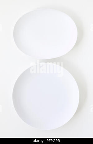 Les plaques blanches sur fond blanc Banque D'Images