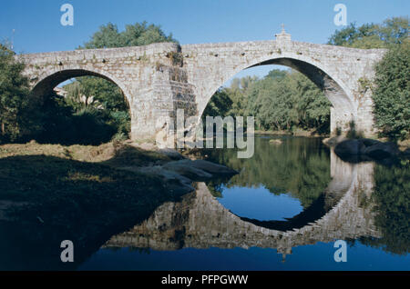 L'Espagne, le nord de l'Espagne, la Galice, Leiro, Puente de San Clodio, Vieux Pont sur Rio Avia Banque D'Images