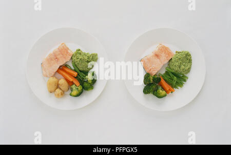 Les filets de saumon servi avec des petits pois et des légumes cuits sur la plaque et de pommes de terre nouvelles et des légumes vapeur Banque D'Images