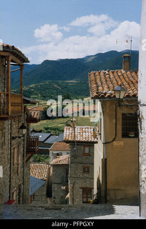 L'Espagne, la Catalogne, la Cerdagne, Bellver de Cerdanya, vieilles maisons dans la rue hillside Banque D'Images