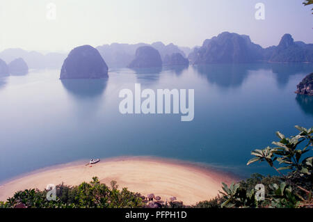 Vietnam, la baie d'Halong, courbant autour de la mer de sable, roches karstiques de calcaire à distance Banque D'Images