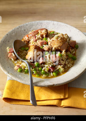 Jambalaya de poulet servi dans un bol avec une cuillère, close-up Banque D'Images