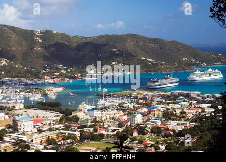 Îles Vierges britanniques, Tortola, vue de Road Town et les navires de croisière à partir de la route de montagne Banque D'Images