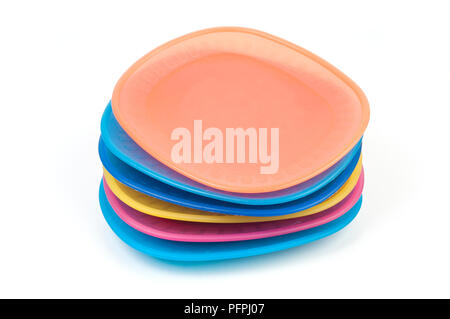 Pile de plaques de plastique en couleur sur fond blanc Banque D'Images