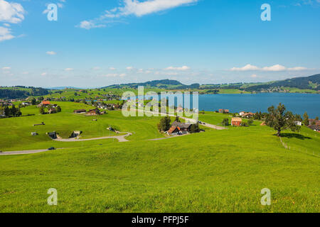 Vue sur la commune d'Einsiedeln, dans le canton suisse de Schwyz au début de septembre. Banque D'Images