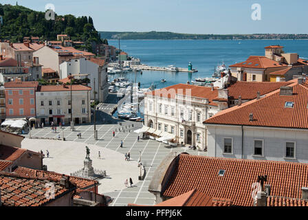 La Slovénie, la région du littoral, Piran, vue de la place Tartini et marina de St George's Church Banque D'Images