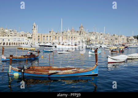 De Malte, Vittoriosa, bateaux et gondoles maltais 'dghajsa' à marina, musée Maritime en arrière-plan Banque D'Images