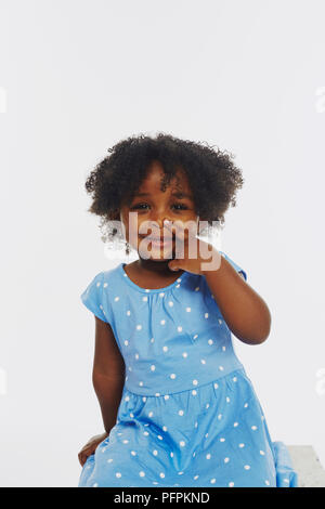Petite fille jouant, making faces (modèle age - 2 ans) Banque D'Images