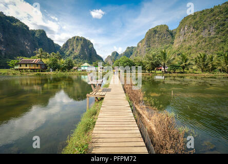 L'eau calcaire et de belles réflexions dans Rammang Rammang Park près de Makassar, au sud de Sulawesi, Indonésie Banque D'Images