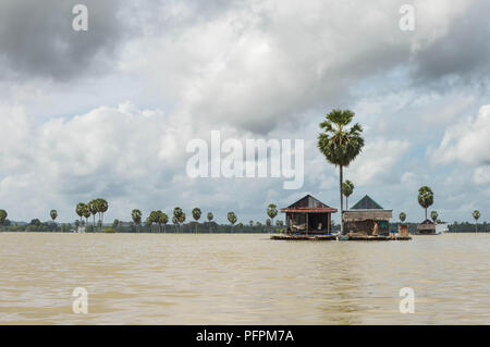 Paysages panoramiques du lac Tempe inondées et village flottant dans le sud de Sulawesi, Indonésie Banque D'Images