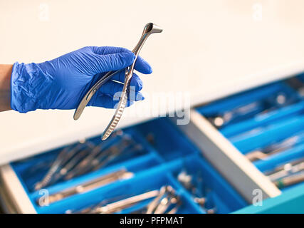 Main du médecin en nitrile jetables gants médicaux la tenue d'un examen au spéculum nasal pour ENT Banque D'Images