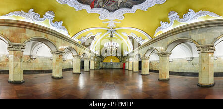 Hall de Komsomolskaya métro (Circle Line) jusqu'à Moscou. Cette station de métro est un exemple de l'un des plus beaux de l'architecture stalinienne de la cit Banque D'Images