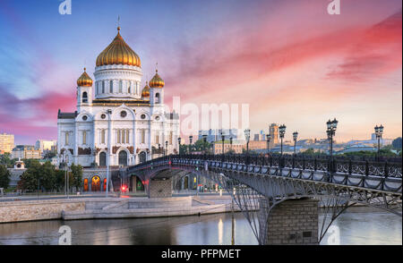 Vue du coucher de cathédrale du Christ Sauveur et de la rivière de Moscou à Moscou, Russie. Banque D'Images