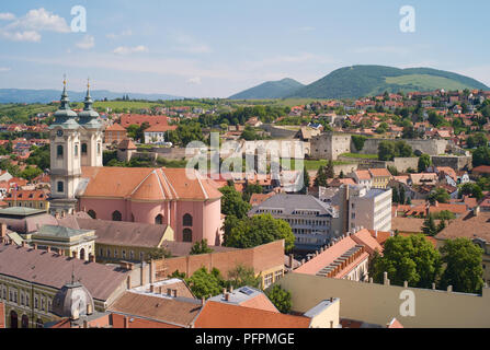 Paysage urbain de la vieille ville d'Eger, Hongrie, église saint anthony de padoue et forteresse d'Eger, prise de la tour de l'observatoire Banque D'Images