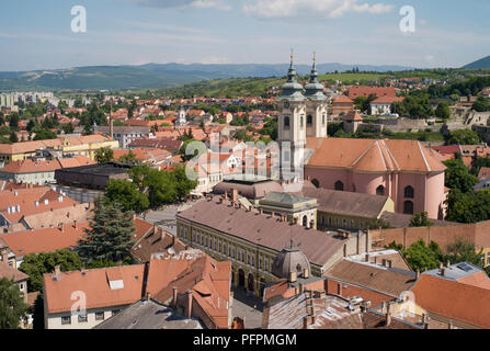 Paysage urbain de la vieille ville d'Eger, Hongrie, église saint anthony de padoue, prise de la tour de l'observatoire Banque D'Images