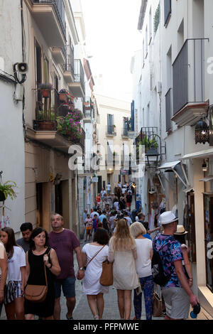 Les gens sur la Calle Mayor à Sitges , Espagne Banque D'Images