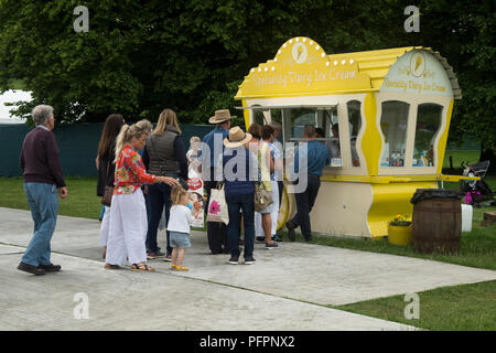 Les gens old & Young, de file d'attente pour les services spécialisés des glaces au style vintage restauration mobile hut - RHS Flower Show de Chatsworth, Derbyshire, Angleterre, Royaume-Uni. Banque D'Images