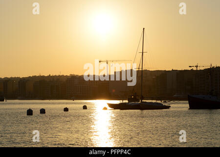 La vue sur La Valette et sail yacht au coucher du soleil, Sliema, Malte Banque D'Images