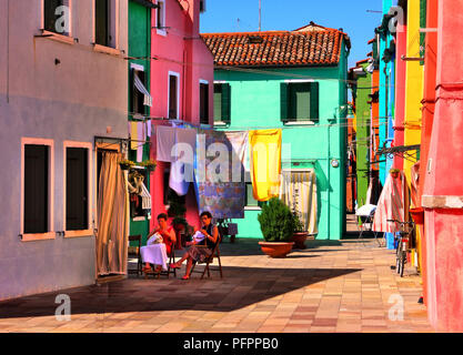 L'île de Burano Italie/26 juin 2012/Deux femmes locales traditionnelles de la dentelle à un emplacement ombragé Banque D'Images