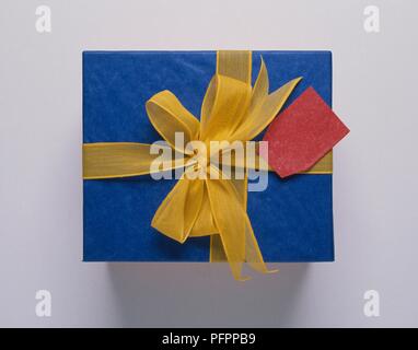 Cadeau d'anniversaire bleu avec ruban jaune et rouge gift tag Banque D'Images