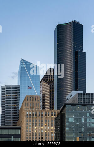 Gratte-ciel du centre-ville de Seattle skyline de district par un beau soir avec le drapeau américain sur le sommet d'un bâtiment, l'état de Washington, USA. Banque D'Images