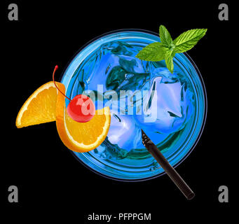 Cocktail Blue lagoon y compris la vodka, curaçao et la limonade à l'orange et de cerise au marasquin sur fond noir.