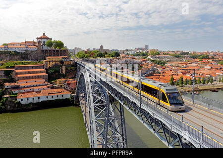 Porto, Portugal - 15 mai 2014 : le pont supérieur du vieux pont D. Luis voir le métro de surface et une partie de la vieille ville de Vila Nova de Gaia, Porto twi Banque D'Images