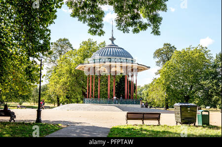 Un kiosque victorien sur Clapham Common London UK Banque D'Images