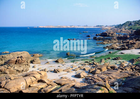 L'Espagne, plage de rochers et mer bleue claire au sud de Finisterre Banque D'Images