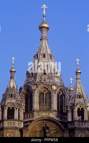 France, rue Daru, Cathédrale Saint-Alexandre-Nevski, spire contre ciel bleu clair Banque D'Images