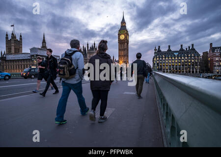 Londres, Royaume-Uni. 6 mars, 2017 : un groupe de personnes marcher sur le pont de Westminster au crépuscule avec Big Ben en arrière-plan à Londres, au Royaume-Uni. Banque D'Images