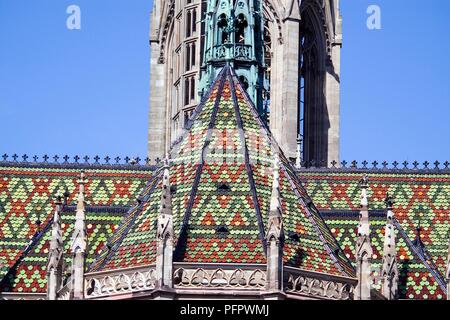 Allemagne, Rheinland-Pfalz, Speyer, Gedachtniskirche, toit montrant un modèle de tuiles de couleurs Banque D'Images