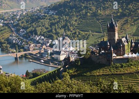 Allemagne, Rheinland-Pfalz, château Reichsburg Cochem, donnant sur la ville et sur la rivière de la moselle Banque D'Images