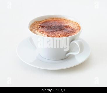 Cappuccino de chocolat sur le dessus en blanc tasse Banque D'Images
