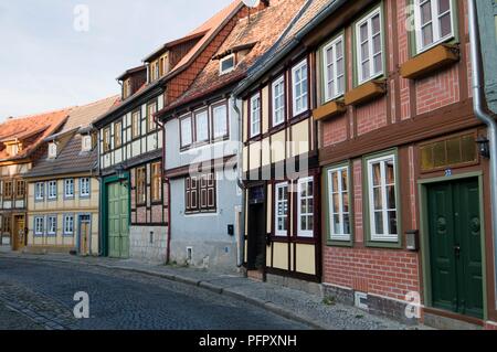 L'Allemagne, la Saxe-Anhalt, Quedlinburg, rue de maisons à pans de bois Banque D'Images