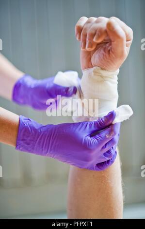 Le patient a été pansée pour blessure au poignet, close-up Banque D'Images