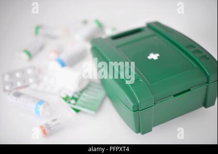 Trousse de premiers soins en regard de divers médicaments Banque D'Images
