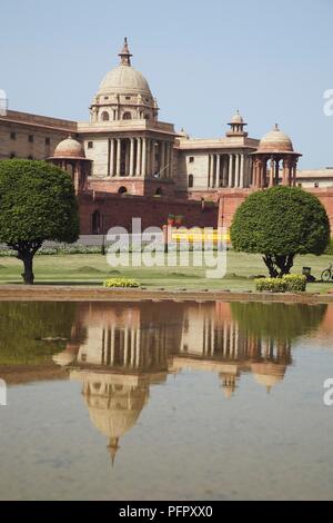 L'Inde, Delhi, Rajpath, Bloc Nord, Secrétariat, façade du palais du gouvernement reflètent dans l'eau ci-dessous Banque D'Images