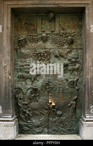 La Slovénie, Ljubljana, reliefs en bronze sur la porte principale de la cathédrale St Nicolas Banque D'Images