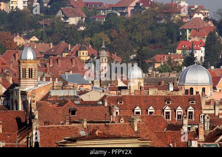 La Roumanie, la Transylvanie, Brasov, toit vue sur la vieille ville Banque D'Images