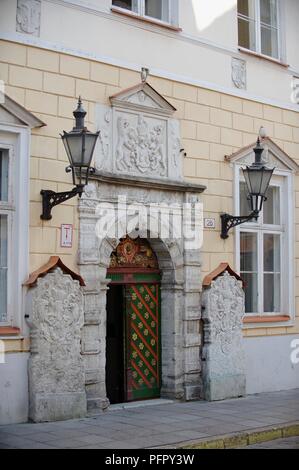 L'Estonie, Tallinn, rue Pikk, Mustpeade Maja (Maison de la Confrérie des points noirs), porte ouvragée Banque D'Images