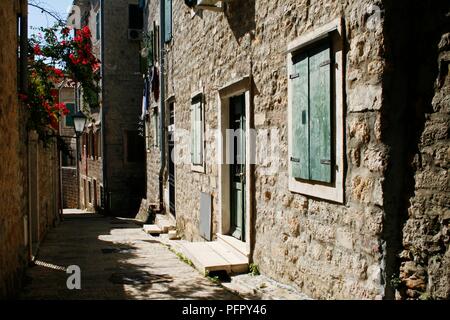 Montenegro, Herceg Novi, rue de la vieille ville Banque D'Images