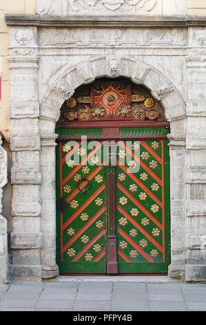 L'Estonie, Tallinn, rue Pikk, Mustpeade Maja (Maison de la Confrérie des points noirs), porte Banque D'Images