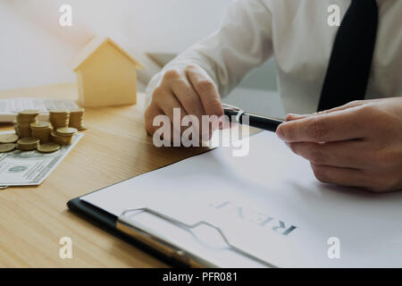 Contrat d'affaires sur le commerce - louer une maison. Hommes d'assurance habitation. Concept d'entreprise. Banque D'Images