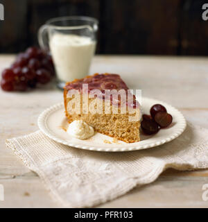 Cépages Rouges gâteau avec la crème et les raisins rouges frais, sur une plaque Banque D'Images